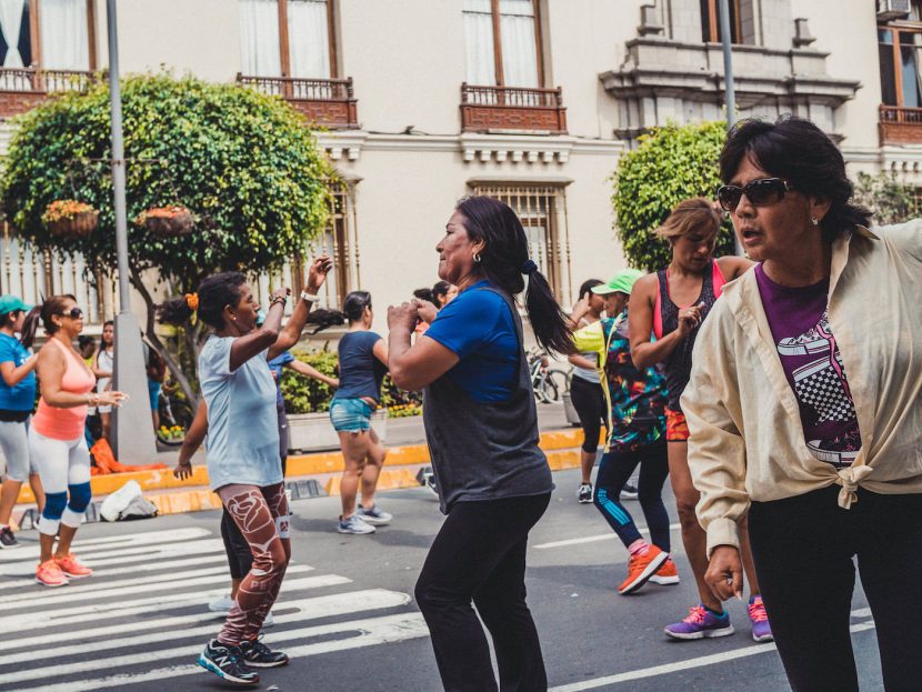 Kobiety tańczące na ulicy