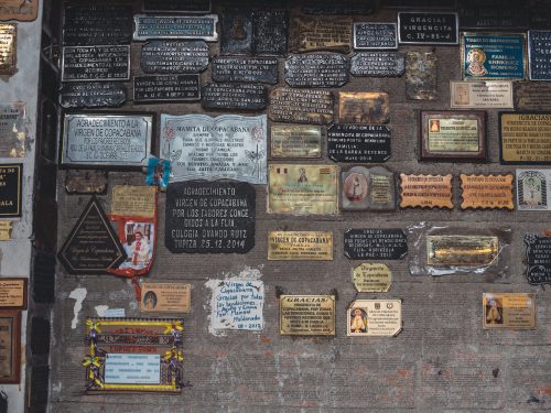 Metalowe tabliczki na ścianie kaplicy