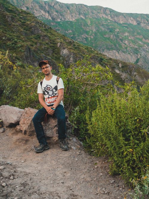 Chłopak w górach w białek koszulce