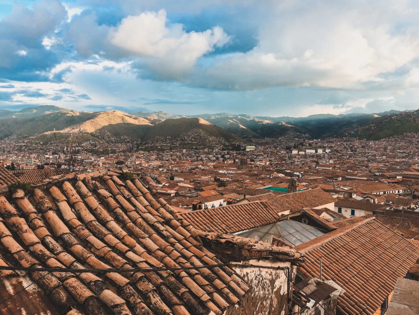 Panorama Cusco z pomarańczowymi dachówkami