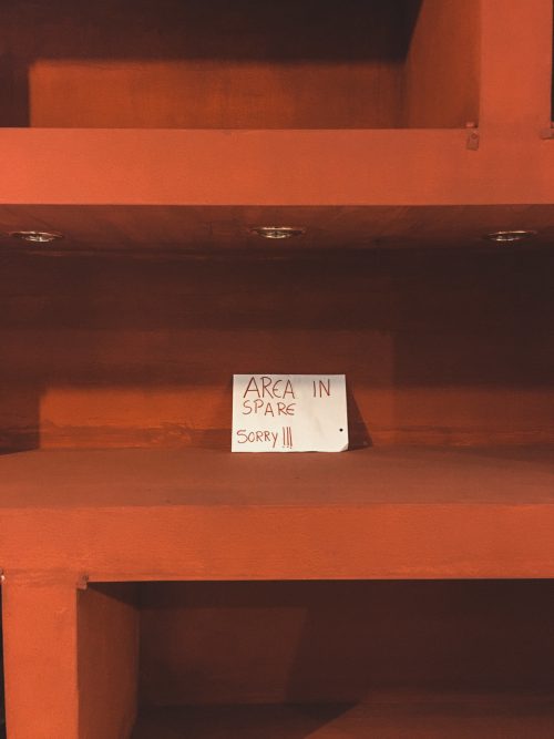 Puste półki w muzeum