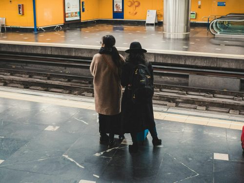 kobiety na stacji metra w Madrycie