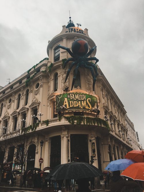 teatr w Madrycie z wielkim pająkiem na fasadzie