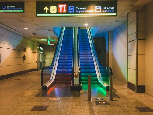 schody na lotnisku podświetlone na niebieski