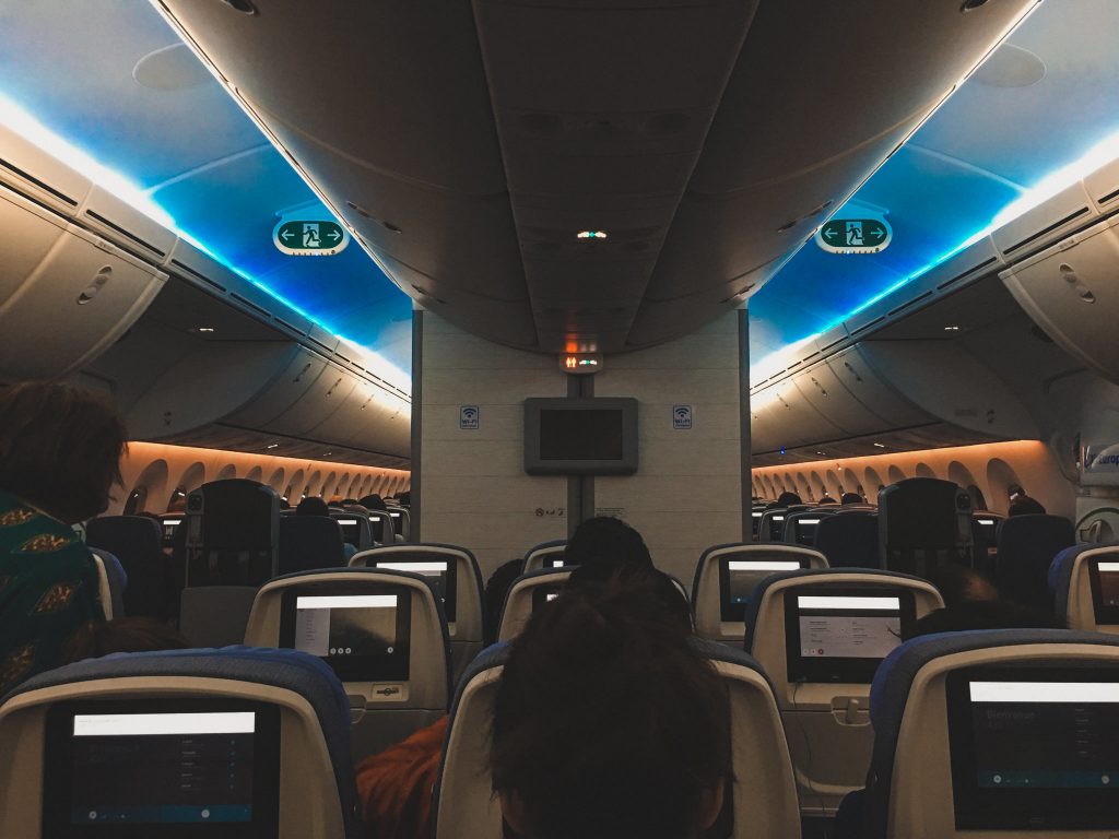 wnętrze dużego samolotu pasażerskiego