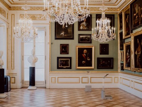 Wystawa obrazów na ścianach pałacu królewskiego w łazienkach królewskich