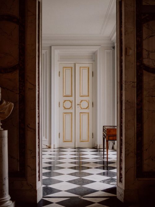 Białe drzwi ze złotymi zdobieniami w pałacu królewskim