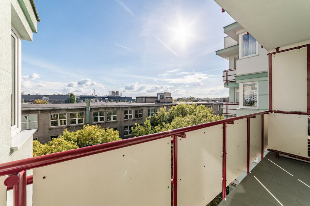 Jak przygotować mieszkanie do sesji zdjęciowej 5 - Urbanflavour.pl Balkon z widokiem na Warszawę w słoneczny dzień