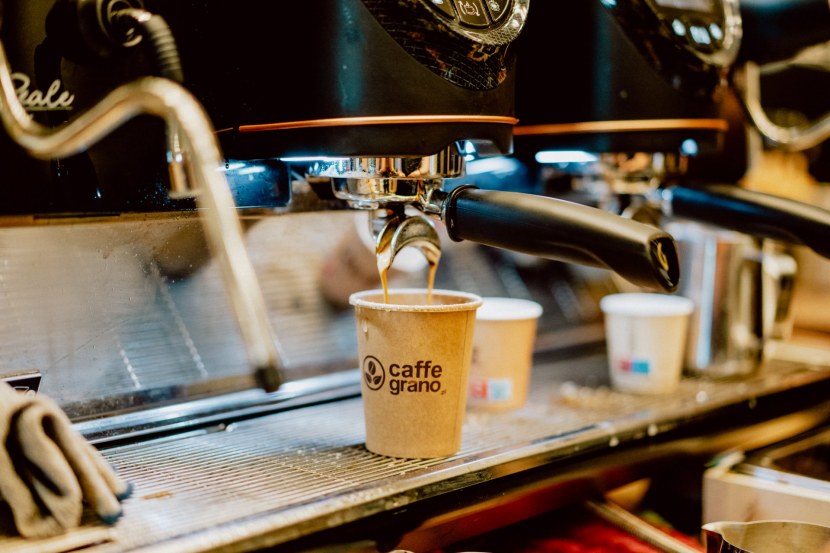 Nalewanie kawy do kubeczka Caffe grabi