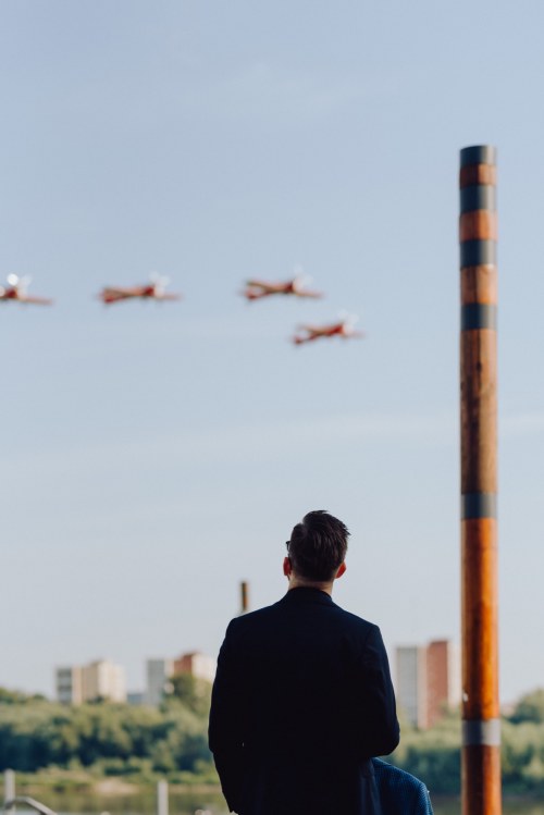 Mężczyzna podziwia pokaz lotniczy samolotów PKN Orlen nad Wisłą