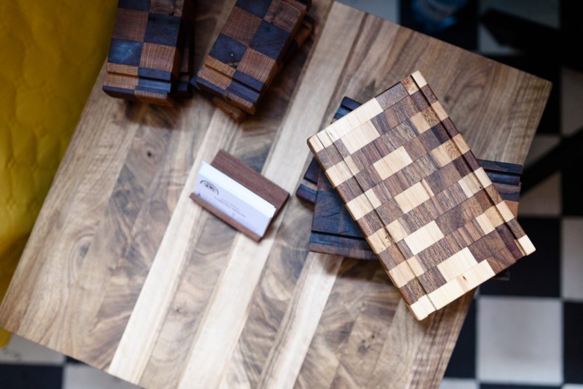 Drewniane pudełka na drewnianym stole