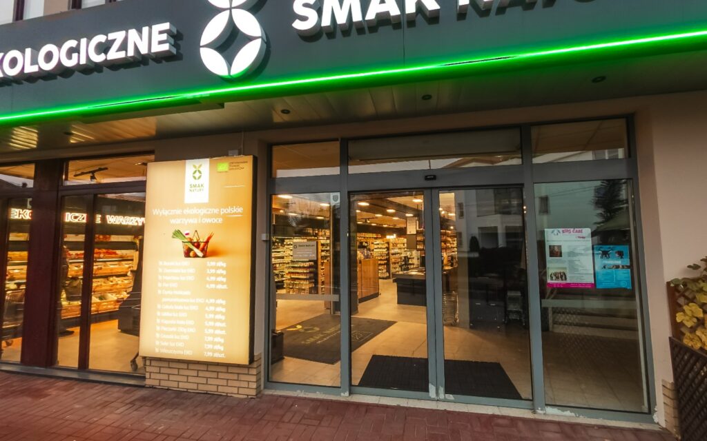 Virtual walk through the organic grocery store Smak Natury 1 - Urbanflavour.pl Entrance to the Ekologiczne Delikatesy Smak Natury organic grocery store in Wilanów