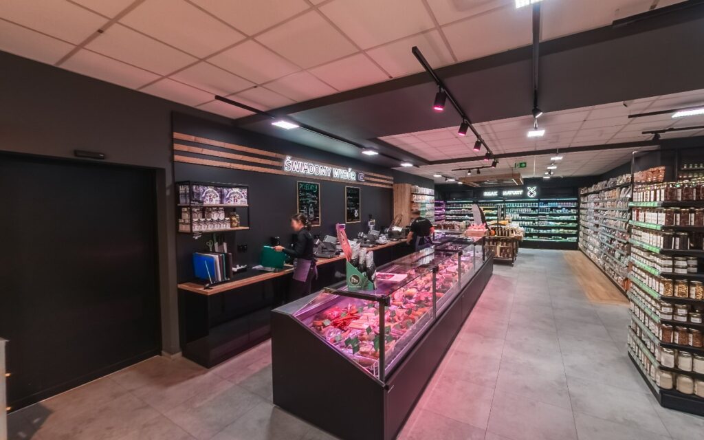 Virtual walk through the organic grocery store Smak Natury 3 - Urbanflavour.pl Inside the Smak Natury store: meat and deli counter and shelves with groceries